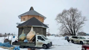 На храм блж. Матроны Московской с. Красная Горка установлены купола с Крестами